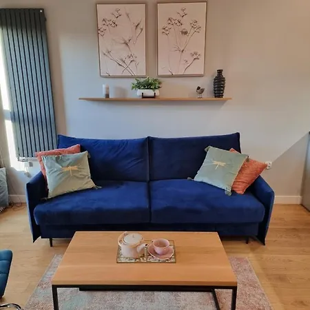 Birdnest Riverview Studio & Parking Apartment